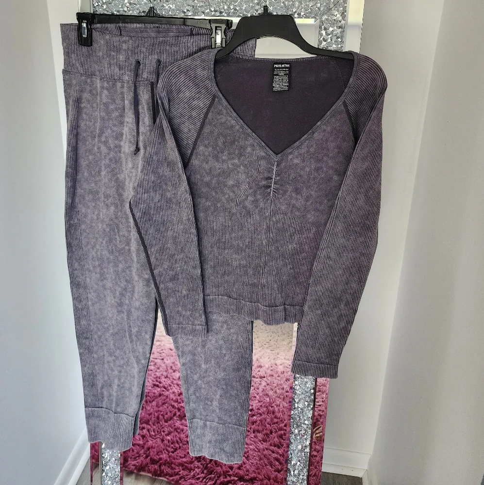 VS PINK Active Grey Ribbed Legging Outfit - Picture 2 of 6